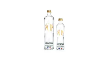 Glasflasche mit feinperligem Mineralwasser 808