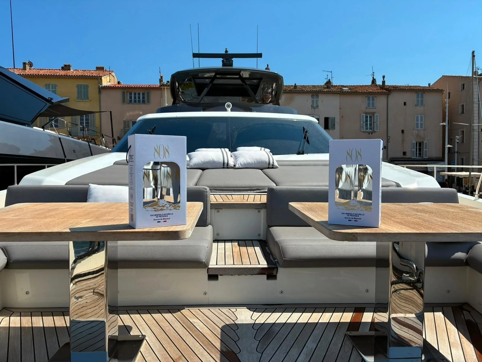Coffrets 808 présentés à bord d’un yacht