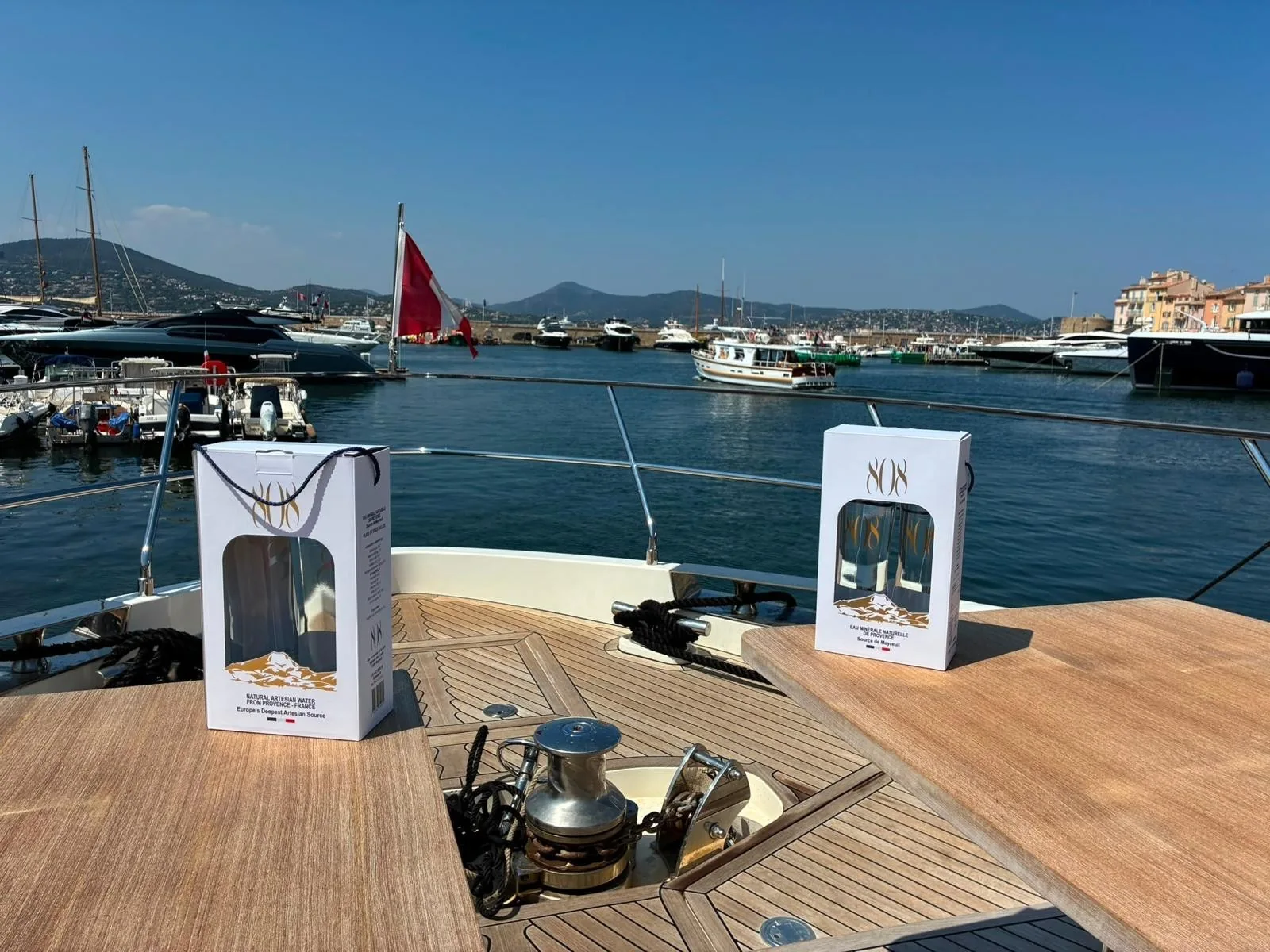 Coffrets 808 devant un port de plaisance