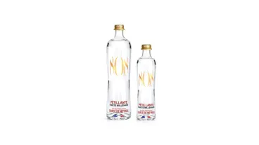 Glasflasche mit sprudelndem Mineralwasser 808