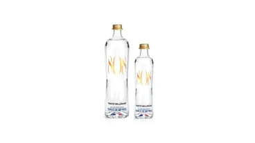 Glasflasche mit stillem natürlichem Mineralwasser 808