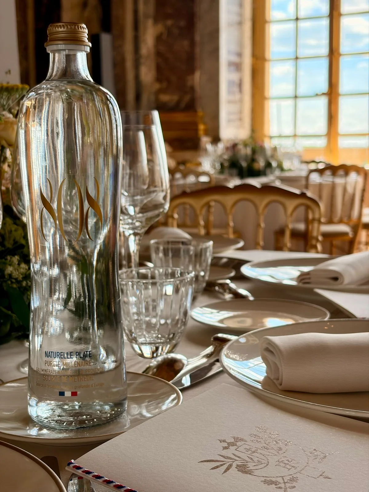 La bouteille 808 sur une table dressée à Versailles